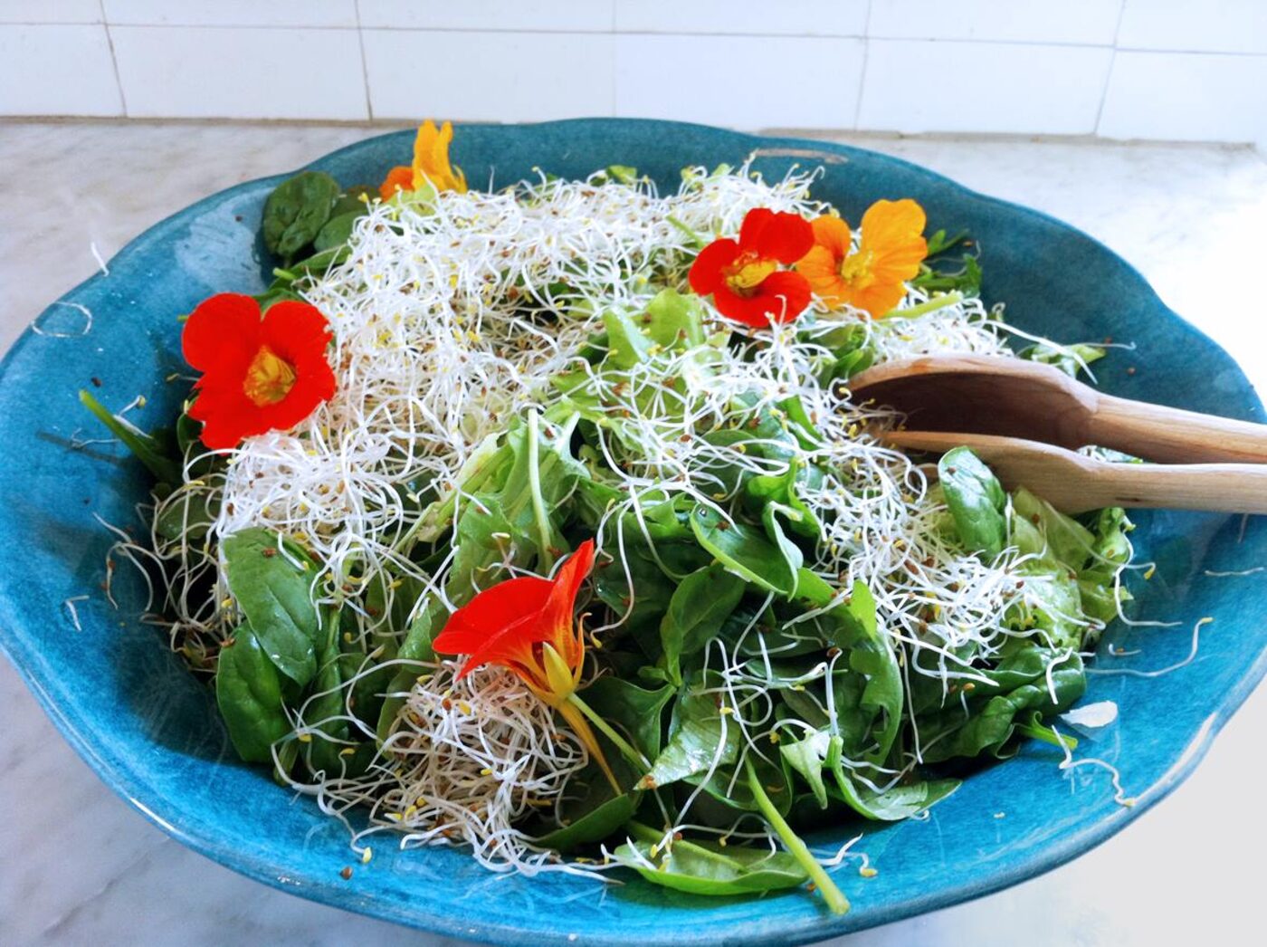 Vegetarisk sallad med ätliga blommor
